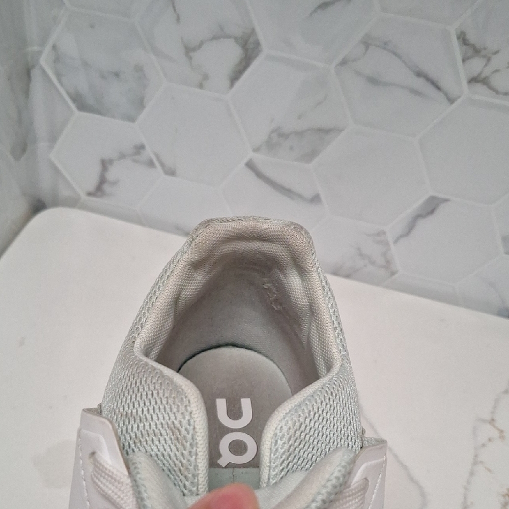 On Running The Roger Advantage White Leather Trainer Running Shoes Womens Size 7 - Picture 8 of 15